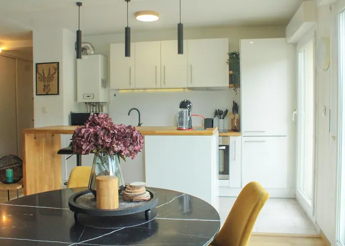 Theskyfall , Cosy Appartement, Terrasse & Parking *